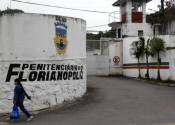 Professor acusado de abusar de crianças em escola é preso em Florianópolis