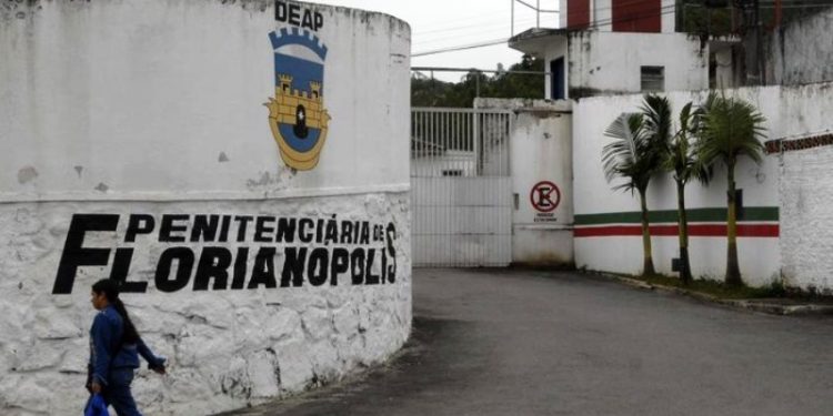 Professor acusado de abusar de crianças em escola é preso em Florianópolis