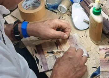 Artesão de SC que usa palha de bananeira recebe prêmio nacional