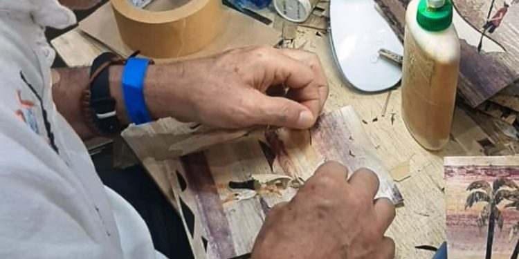 Artesão de SC que usa palha de bananeira recebe prêmio nacional