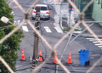 Carro derruba poste e deixa avenida interditada em Florianópolis