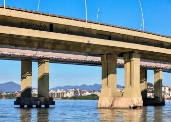 Ponte Colombo Salles: obra travada e tubulações expostas ameaçam navegação