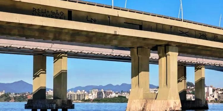 Ponte Colombo Salles: obra travada e tubulações expostas ameaçam navegação