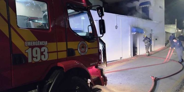 Cozinha pega fogo e exige trabalho dos Bombeiros na Grande Florianópolis