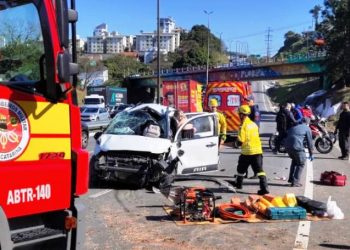 Citroen capota na saída da ilha e deixa trânsito lento na Ponte Colombo Salles
