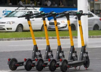 Ação educativa aborda uso seguro de patinetes elétricos em Florianópolis