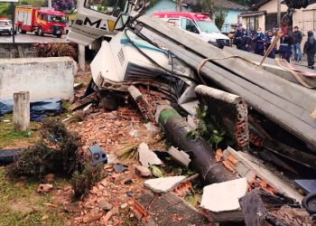 Motorista morre esmagado em cabine de caminhão na Grande Florianópolis