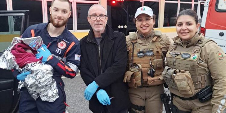 Bebê apressadinho nasce na SC-401 com ajuda dos policiais de plantão