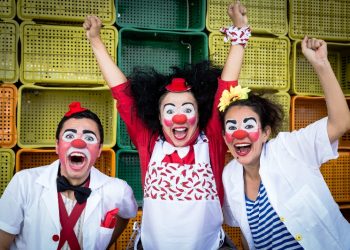 Trupe teatral leva espetáculo de palhaçaria a quatro comunidades em SC