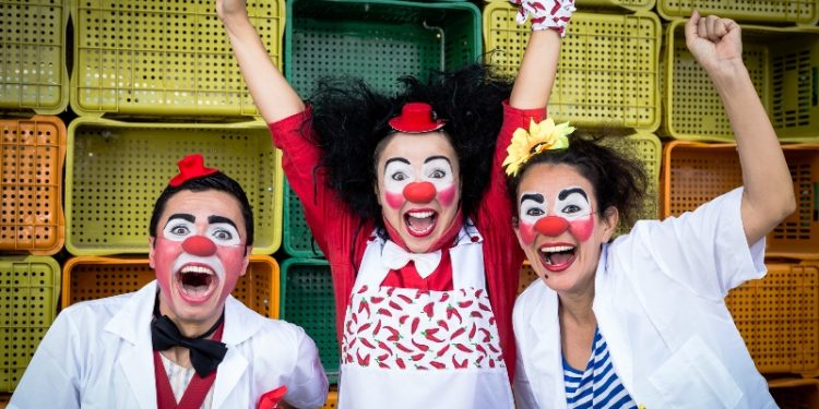 Trupe teatral leva espetáculo de palhaçaria a quatro comunidades em SC