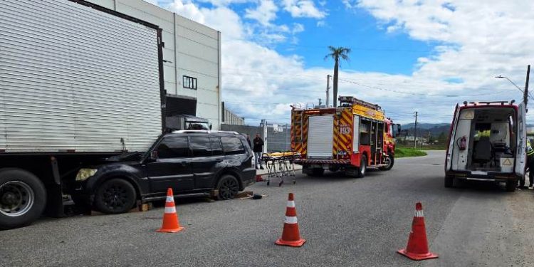 Caminhonete bate em caminhão parado e deixa motortista com ferimentos graves