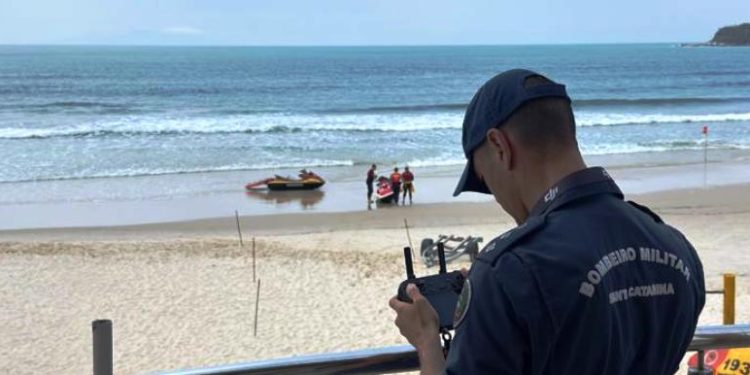 Bombeiros encontram corpo de adolescente que sumiu no mar em SC