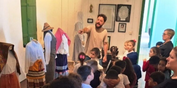 Uma visita ao museu: estudantes de escola pública mergulham na história açoriana