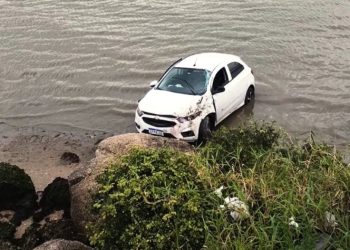 Carro vai parar no mar após sair do controle na Beira-Mar Norte