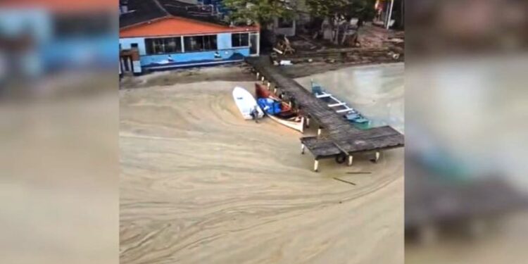 Espuma na Lagoa da Conceição é ’fenômeno natural’, diz Prefeitura