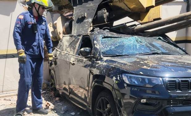 Solo cede, máquina despenca e atinge casas e carro em Florianópolis