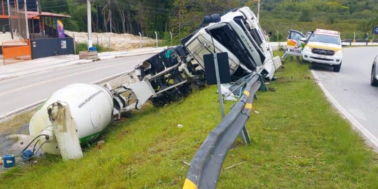 Caminhão sai da pista e despenca em alça de acesso na SC-401