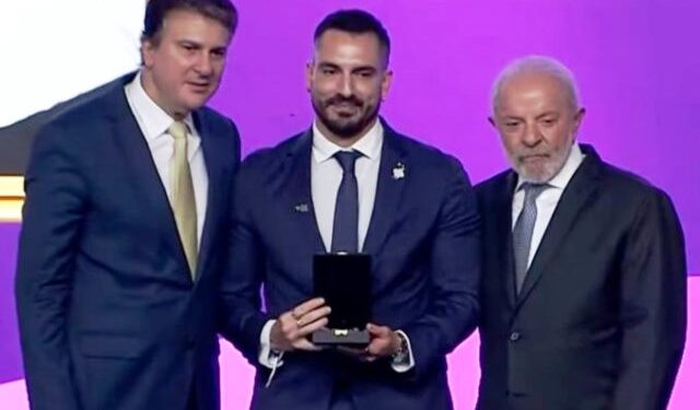 Governo Lula entrega medalha póstuma ao ex-reitor Cancellier no Itamaraty