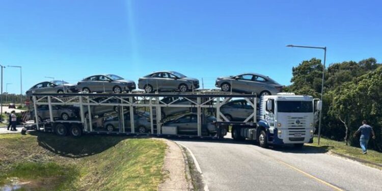 Caminhão-cegonha atravessado na pista tranca trânsito para o Aeroporto