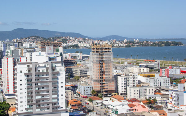 Cidade na Grande Florianópolis lidera valorização imobiliária em SC