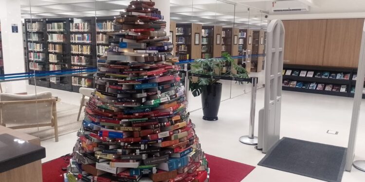 Árvore de Natal feita com livros encanta visitantes no Tribunal de Justiça