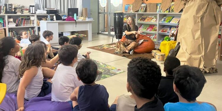Crianças têm aula de cultura africana com literatura nacional em Florianópolis