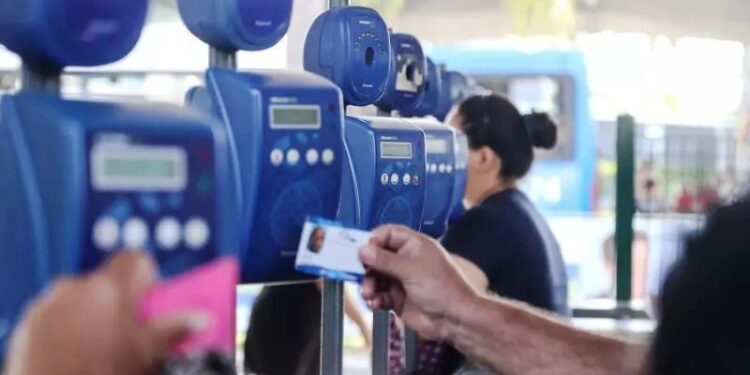 Florianópolis anuncia fim do pagamento em dinheiro nos ônibus
