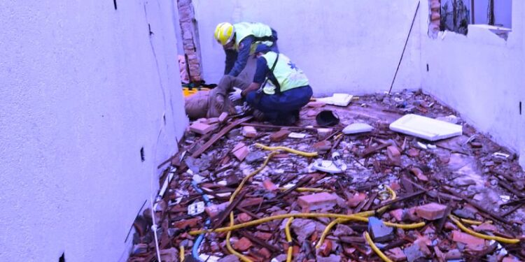 Dois operários ficam feridos após obra despencar próximo a Shopping