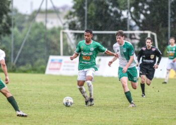 Manezinho assina 1º contrato profissional no Gaúcho (RS)