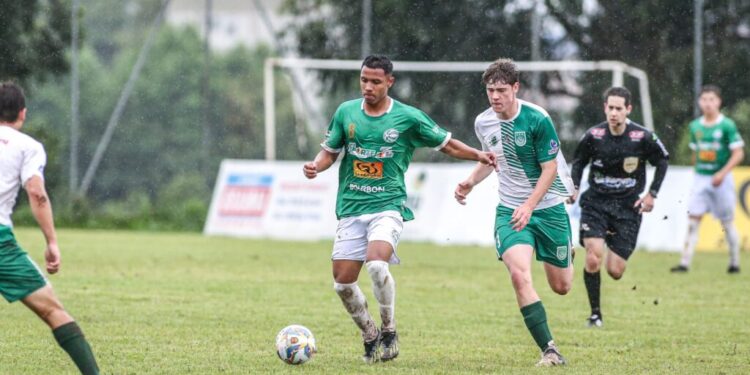 Manezinho assina 1º contrato profissional no Gaúcho (RS)