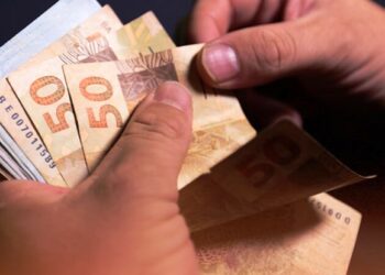 Catarinense usará 13º salário para quitar dívidas e poupar, diz pesquisa