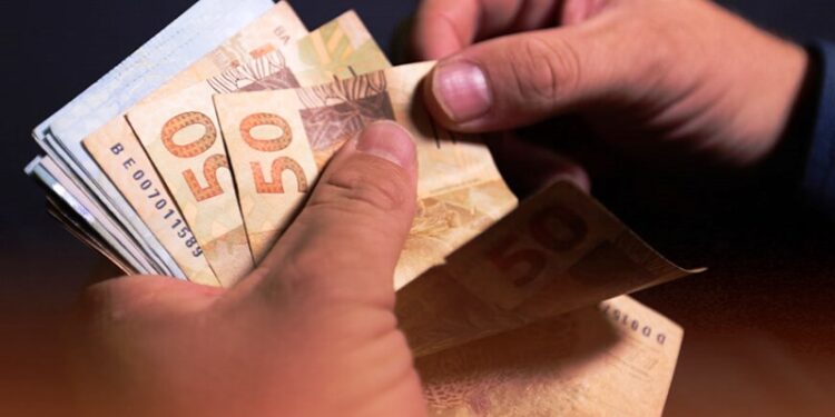 Catarinense usará 13º salário para quitar dívidas e poupar, diz pesquisa