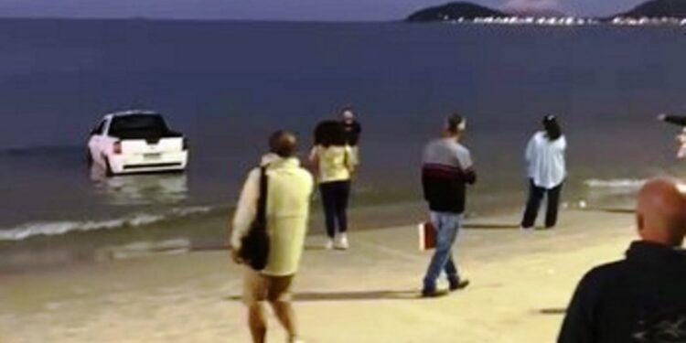 Vídeo: motoristra embriagado entra com carro no mar