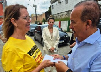 Governador recebe carta de servidores com pedido de valorização e isonomia