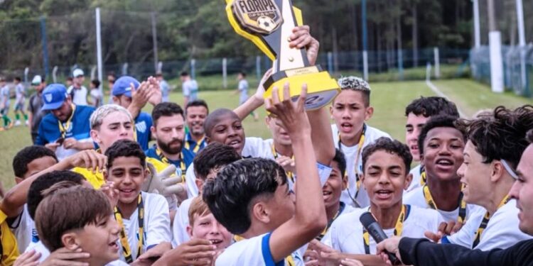 Meninos do Avaí vencem clássico e conquistam a Floripa Cup