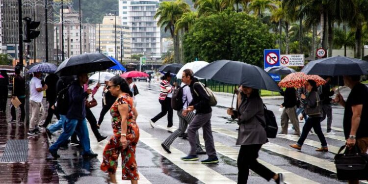 Ciclone em SC eleva risco de temporais e alagamentos no fim de semana
