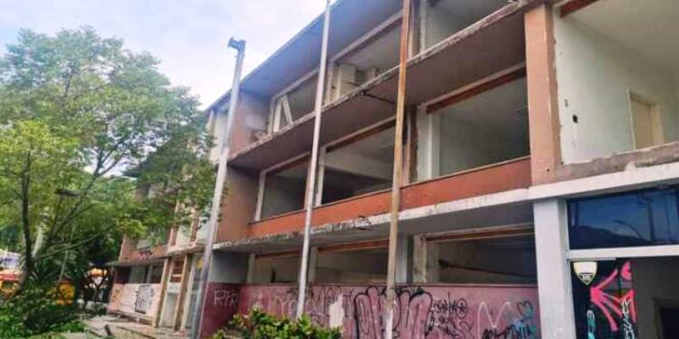 Prédio abandonado no centro de Florianópolis recebe reforma para reabrir as portas