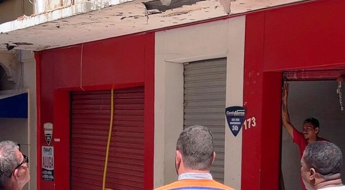 Após queda de marquise, prefeitura fiscaliza estruturas de prédios no centro