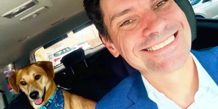 Delegado-geral divulga novas imagens do cão Caramelo após adotá-lo