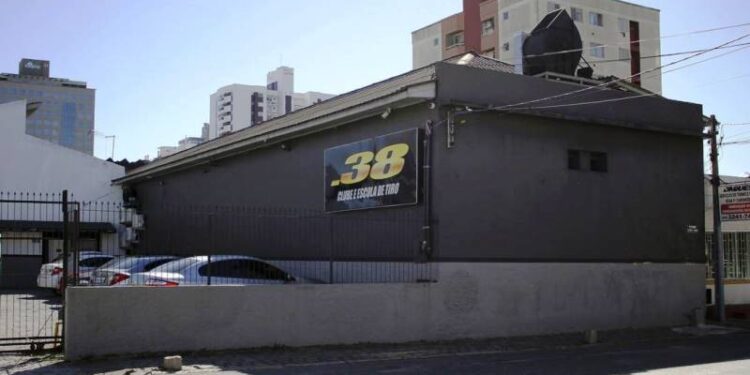 Polícia faz buscas na casa de ex-dono de clube de tiro