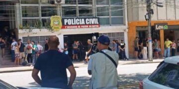 Vítimas fazem fila para recuperar celulares furtados durante a Folia em Florianópolis