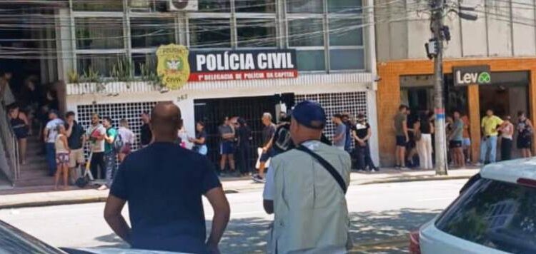 Vítimas fazem fila para recuperar celulares furtados durante a Folia em Florianópolis