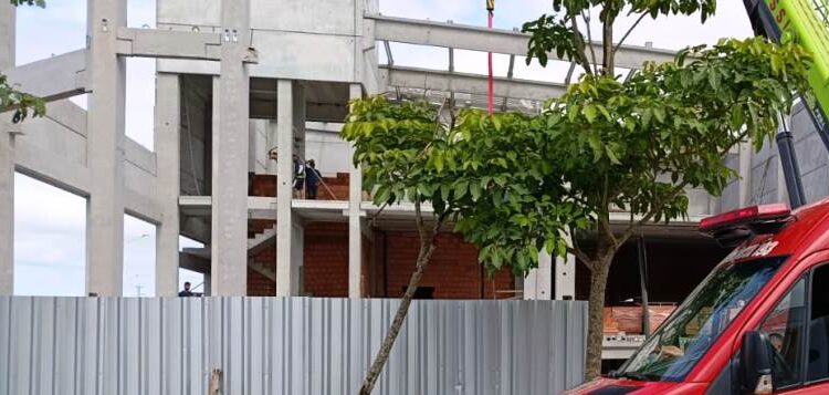 Trabalhador sofre queda de cinco metros de prédio em construção em Biguaçu