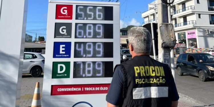 Posto no Ingleses cumpre punição do Procon com gasolina a R$ 5,56 o litro