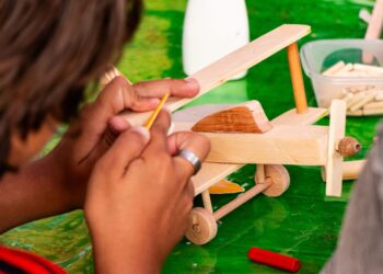 Projeto palco no Norte-Sul da Ilha leva programação para crianças e famílias na Maratona Cultural de Florianópolis