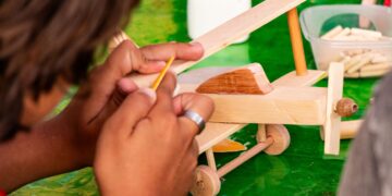 Projeto palco no Norte-Sul da Ilha leva programação para crianças e famílias na Maratona Cultural de Florianópolis