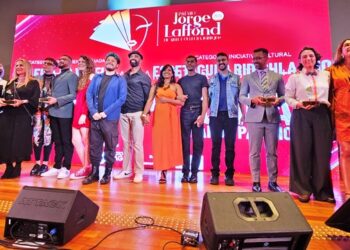 Carla Ayres recebe Prêmio Jorge Laffond de Arte e Cultura em Brasília