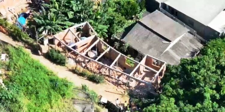 Construções irregulares são demolidas na região continental de Florianópolis