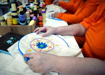 Projeto ensina detentas a trabalhar com moda sustentável em presídio de SC