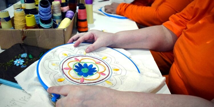 Projeto ensina detentas a trabalhar com moda sustentável em presídio de SC